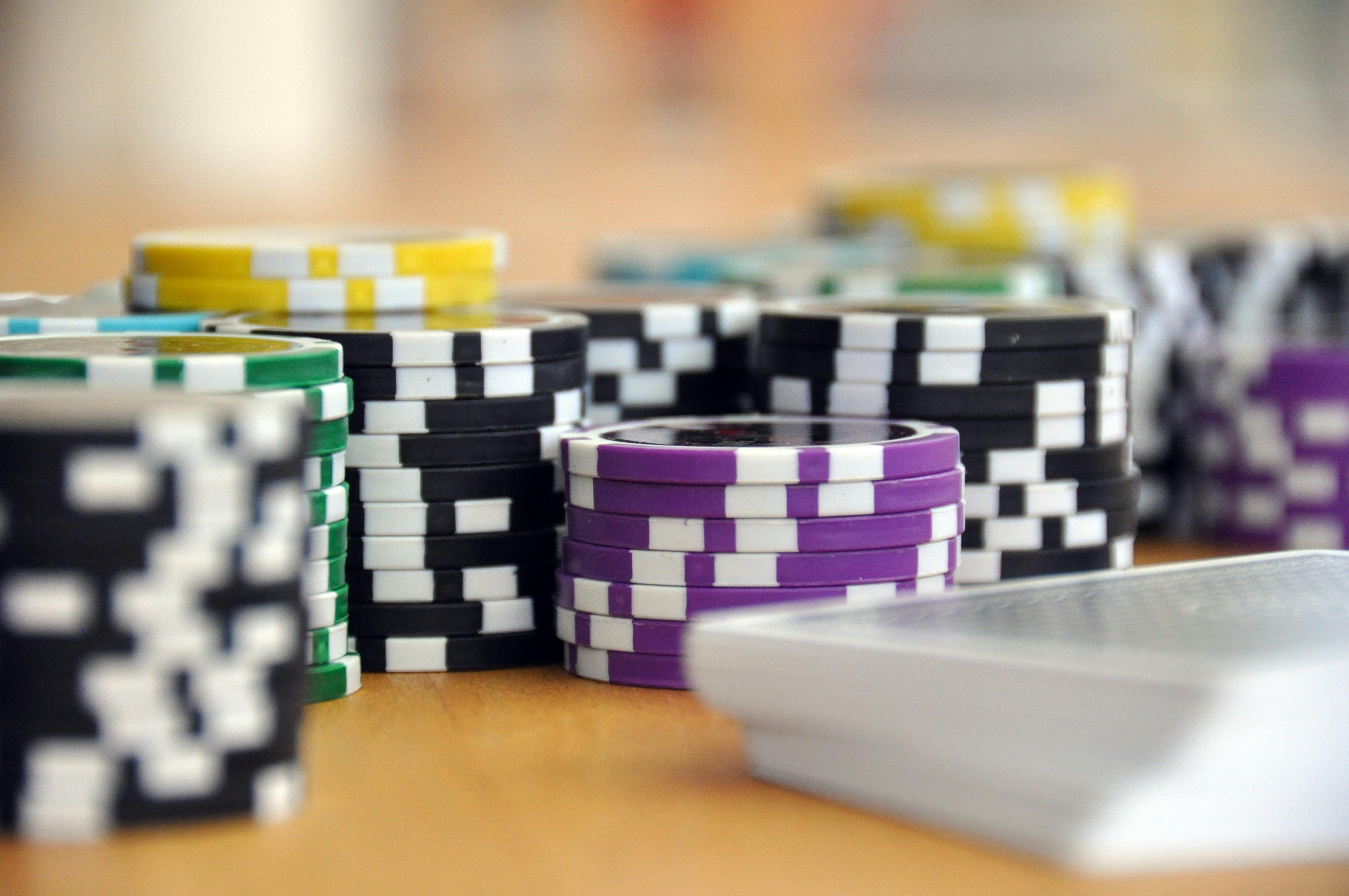 Dealer baccarat profesional di meja pw128 selama sesi live streaming